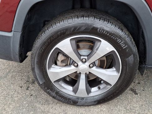 Used 2019 Jeep Cherokee Limited image 11