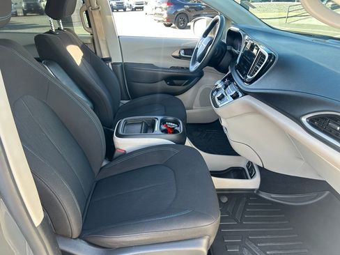 Used 2021 Chrysler Pacifica Touring image 38