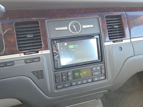 Used 2010 Lincoln Town Car Signature Limited image 16