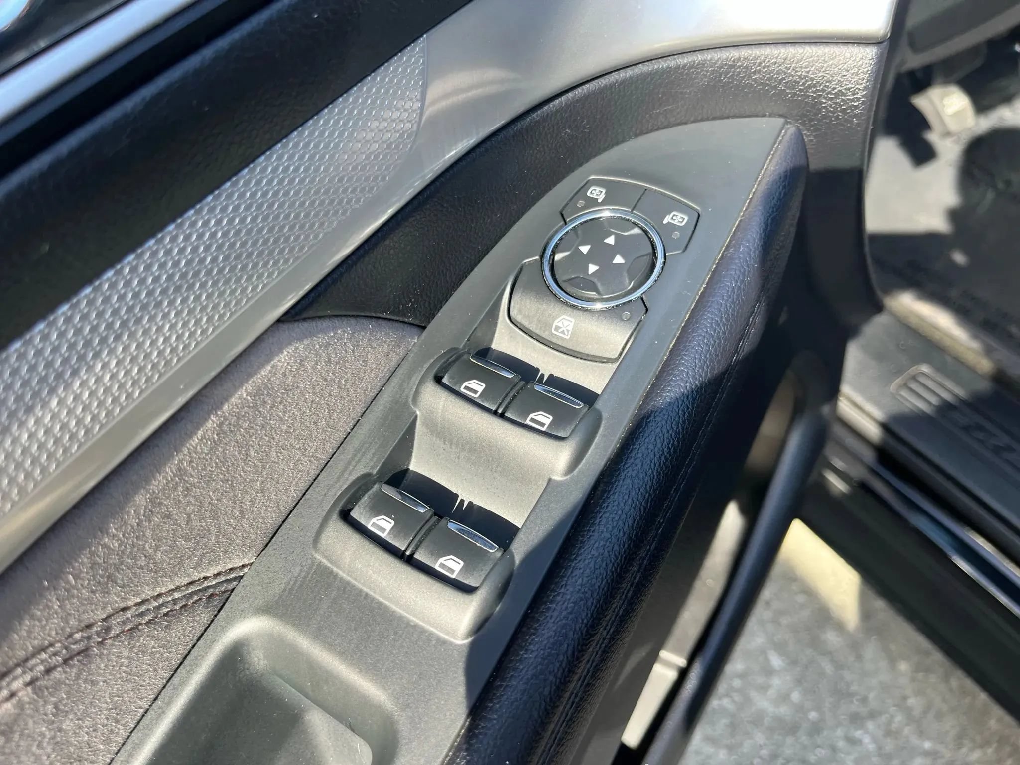 Used 2017 Ford Explorer XLT w/ Equipment Group 202A FWD image 18