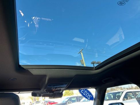 Used 2023 Land Rover Defender 130 X-Dynamic SE image 7