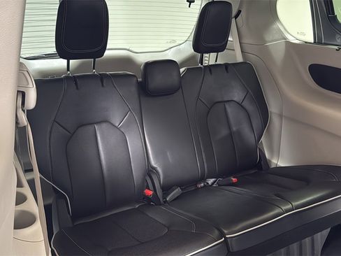 Used 2022 Chrysler Pacifica Limited image 17