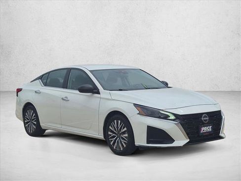 Used 2025 Nissan Altima 2.5 SV FWD image 3