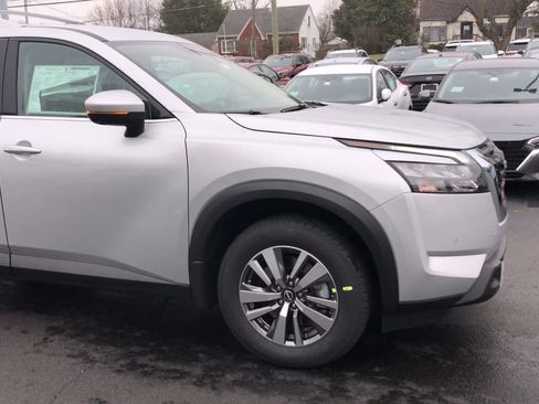 New 2025 Nissan Pathfinder SL image 2