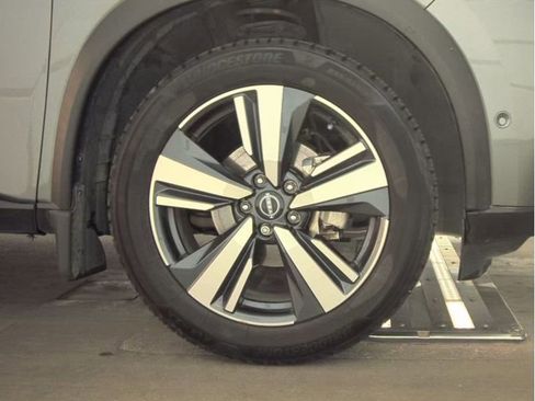 Used 2022 Nissan Rogue Platinum w/ Head-Up Display Package image 13