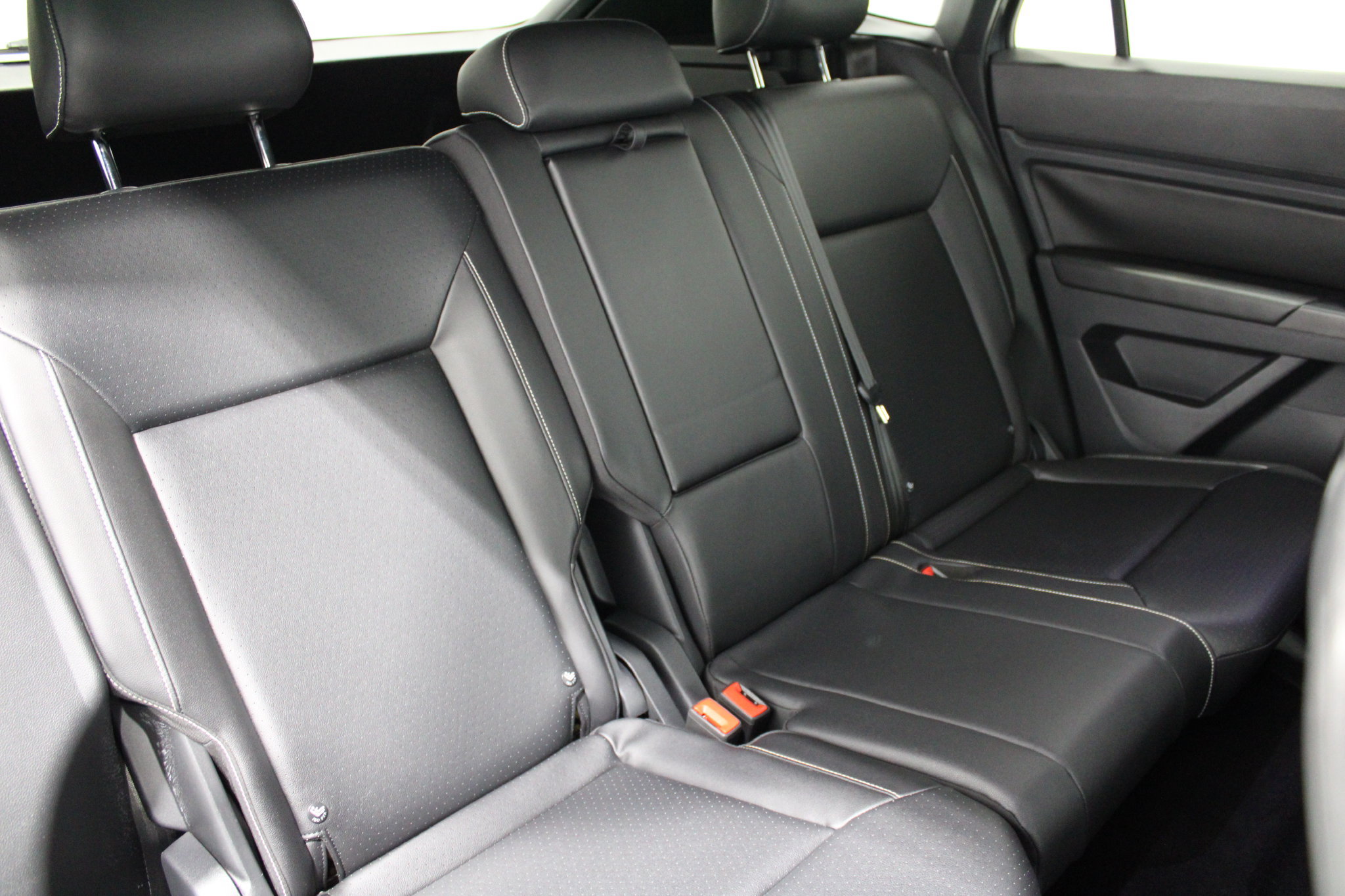Used 2020 Volkswagen Atlas Cross Sport SEL R-Line AWD/4WD image 24