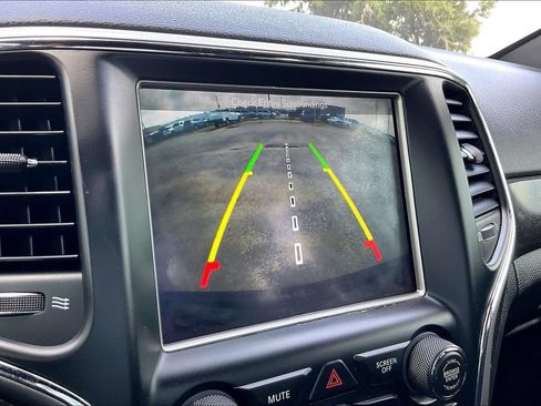 Used 2018 Jeep Grand Cherokee Altitude AWD/4WD image 11