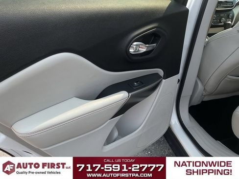Used 2019 Jeep Cherokee Limited w/ Technology Group FWD image 10