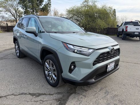 Used 2022 Toyota RAV4 XLE Premium image 7