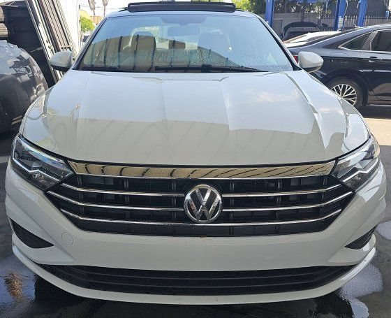 Used 2019 Volkswagen Jetta SE w/ Cold Weather Package FWD image 2
