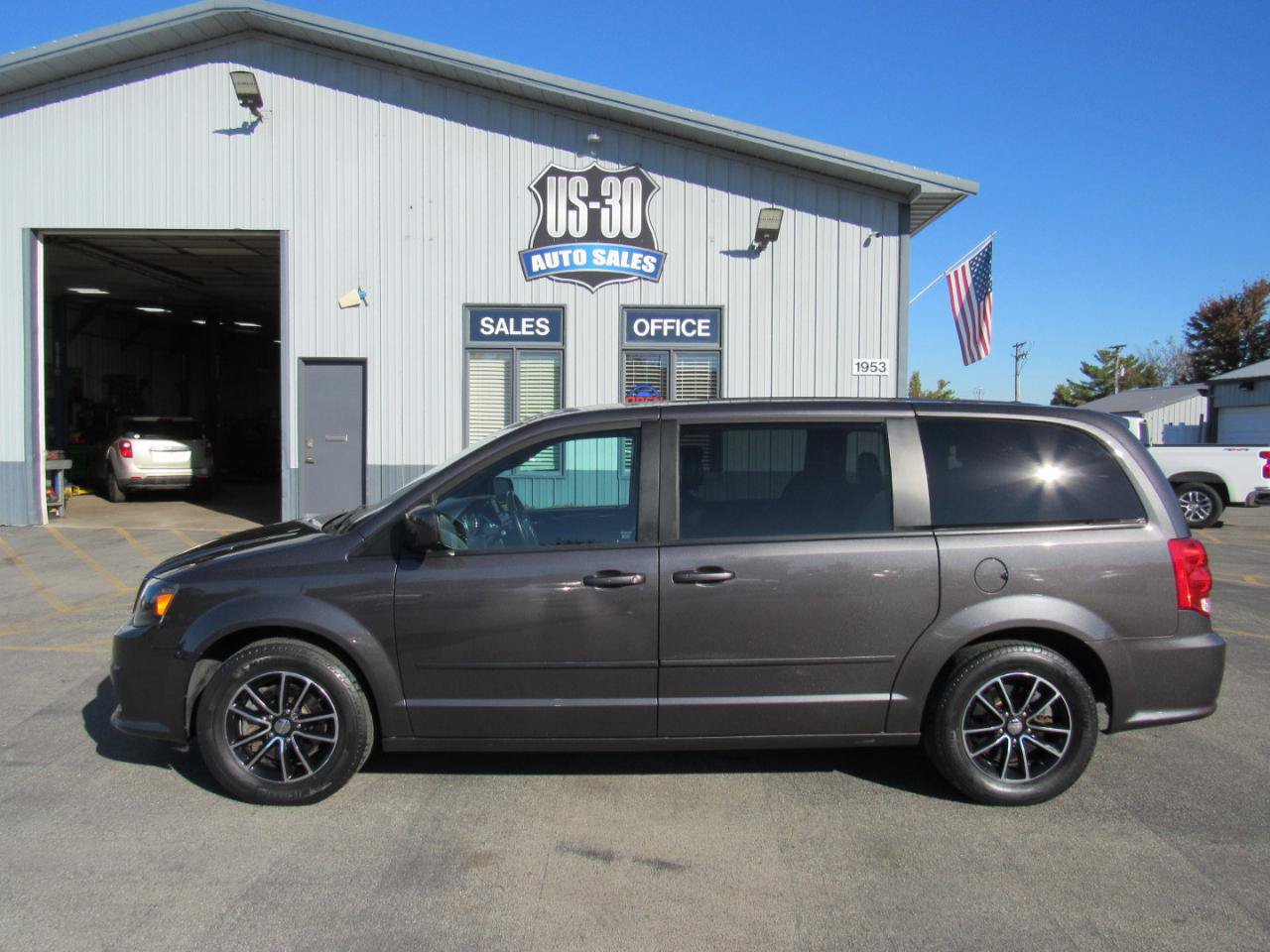 Used 2015 Dodge Grand Caravan SXT FWD image 3