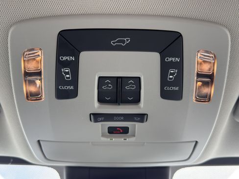 Used 2022 Toyota Sienna XLE w/ XLE Plus Package FWD image 37