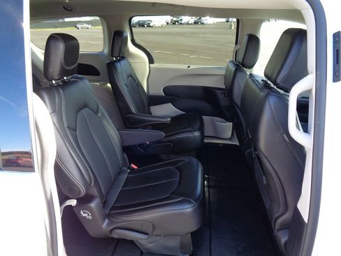 Certified 2024 Chrysler Pacifica Touring-L image 9