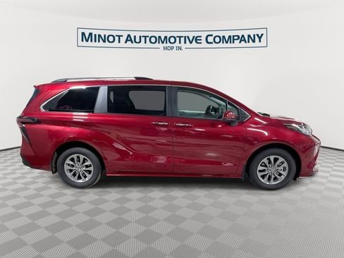 Used 2023 Toyota Sienna XLE w/ XLE Plus Package image 9