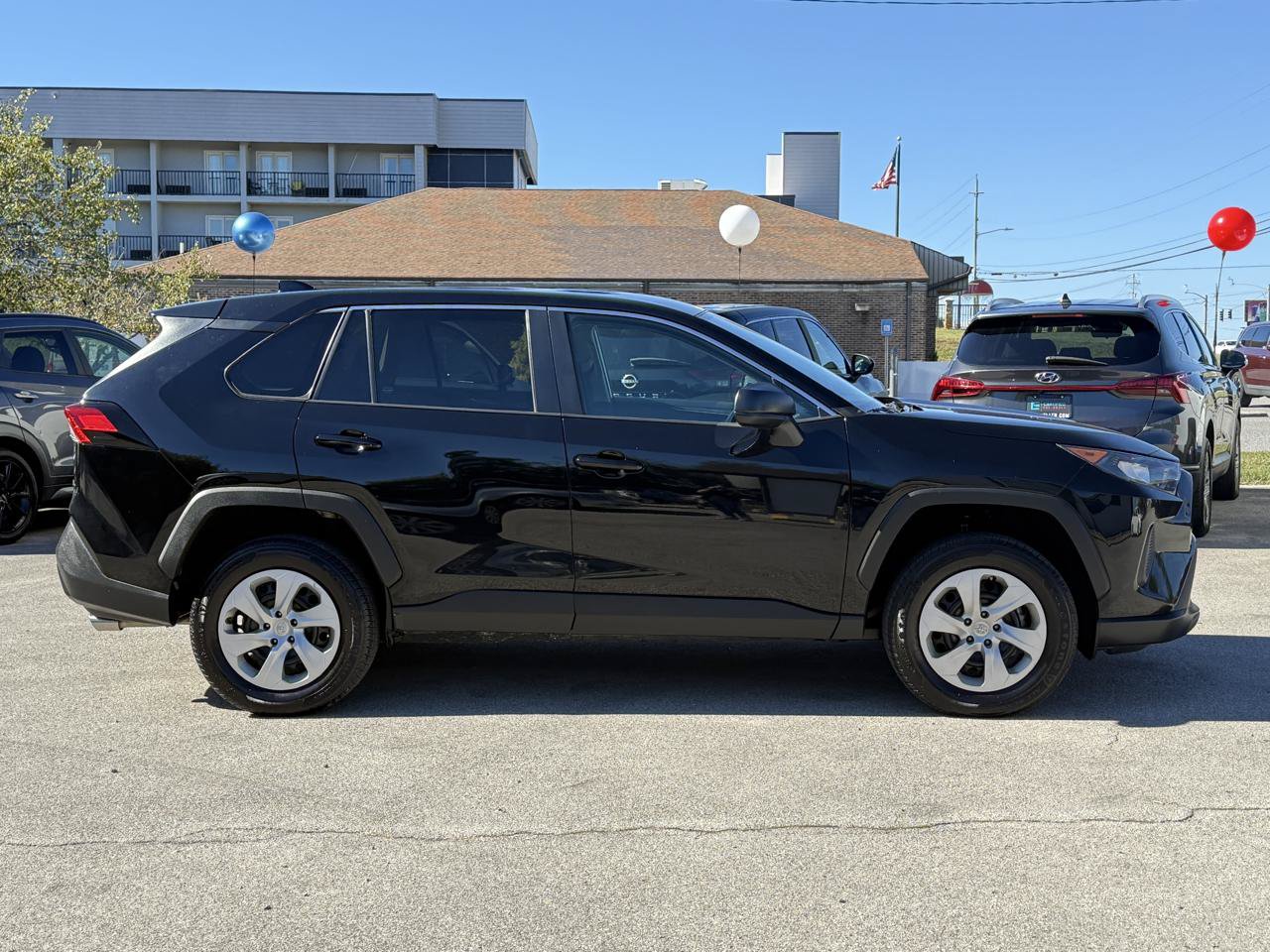 Used 2022 Toyota RAV4 LE FWD image 5