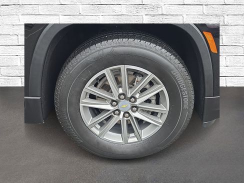 Used 2023 Chevrolet Traverse LT image 9