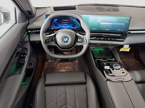 Used 2026 BMW 530i w/ Premium Package RWD image 24
