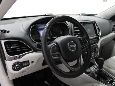 Used 2019 Jeep Cherokee Overland w/ Technology Group AWD/4WD image 12