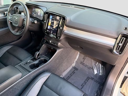 Used 2022 Volvo XC40 T5 Momentum image 14