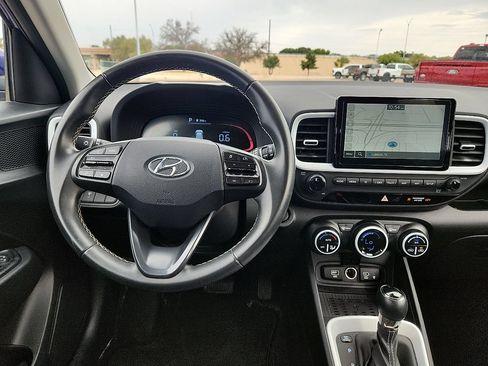 Used 2025 Hyundai Venue Limited FWD image 7
