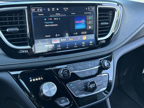 New 2026 Chrysler Pacifica Limited image 21