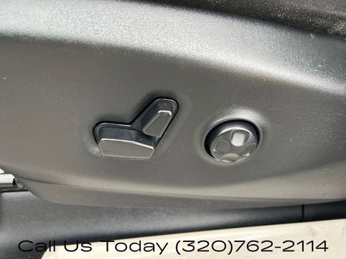 Used 2024 Chrysler Pacifica Touring-L FWD image 16