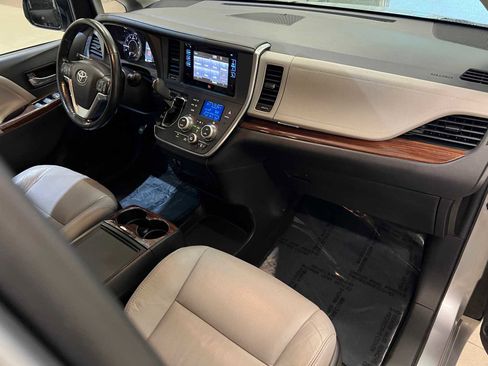 Used 2017 Toyota Sienna Limited Premium image 15
