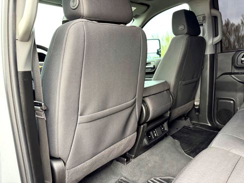 Used 2024 Chevrolet Silverado 2500 Custom w/ Custom Value Package image 18