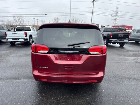 Used 2023 Chrysler Voyager LX image 4