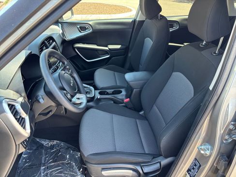 Used 2025 Kia Soul LX w/ LX Technology Package FWD image 35