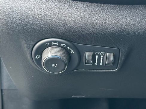 Used 2025 Jeep Compass Latitude image 25