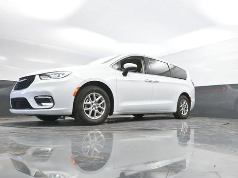 Used 2023 Chrysler Pacifica Touring-L FWD image 46