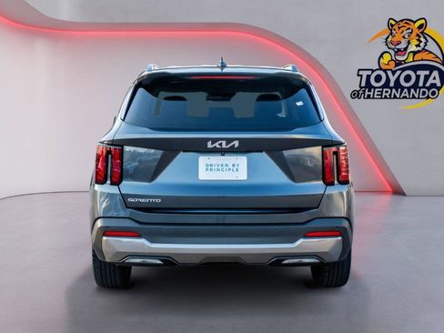 Used 2024 Kia Sorento S image 6