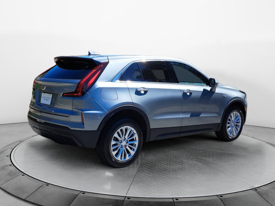 Certified 2024 Cadillac XT4 Luxury w/ Cold Weather Package FWD image 7