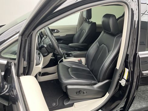 Used 2024 Chrysler Pacifica Touring-L image 9