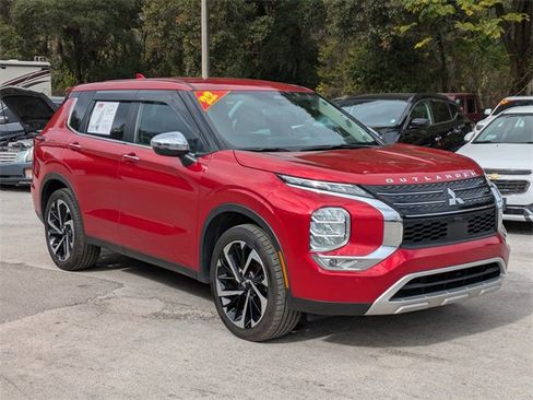 Used 2022 Mitsubishi Outlander SE image 2