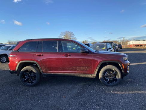 New 2025 Jeep Grand Cherokee Laredo image 2