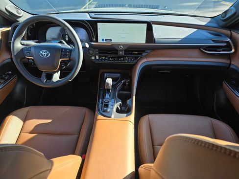 Used 2025 Toyota Crown Signia w/ Advanced Technology Package image 18