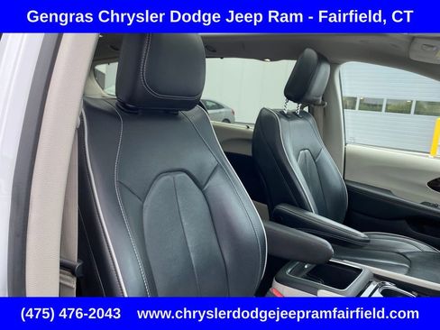 Certified 2024 Chrysler Pacifica Limited FWD image 39