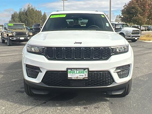 New 2025 Jeep Grand Cherokee Altitude image 8