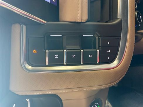 Used 2021 Chevrolet Tahoe Premier w/ Premium Package AWD/4WD image 25