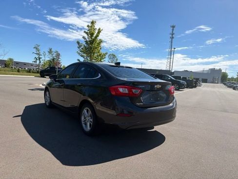 Used 2017 Chevrolet Cruze LT FWD image 3