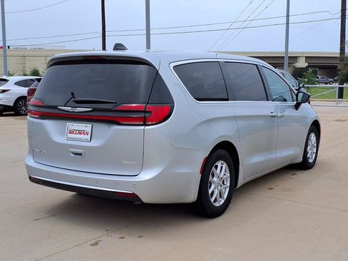 Used 2024 Chrysler Pacifica Touring-L FWD image 7