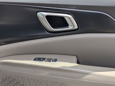 Used 2025 Kia Carnival FWD image 34
