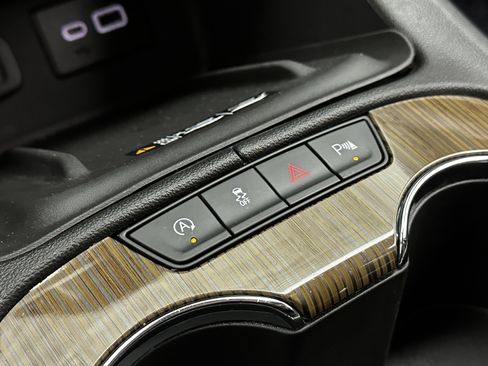 Used 2023 GMC Acadia SLE w/ Driver Convenience Package image 17