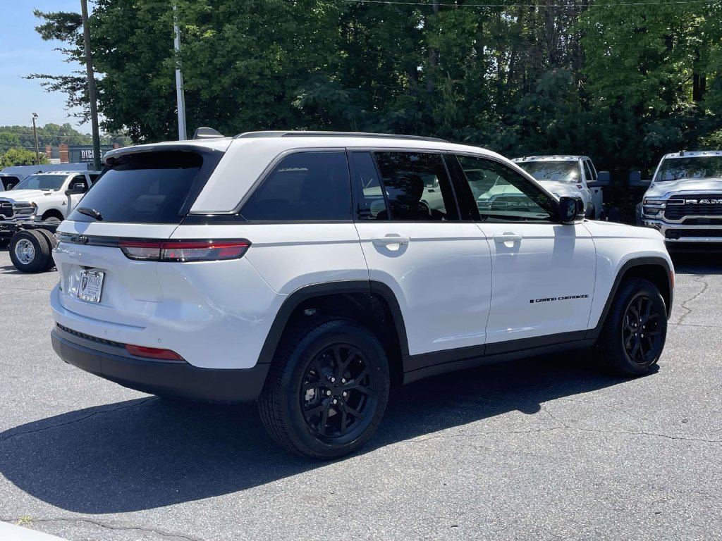 New 2026 Jeep Grand Cherokee Altitude AWD/4WD image 8