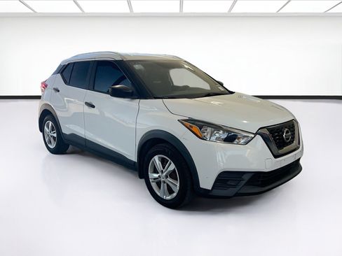 Used 2019 Nissan Kicks S FWD image 3