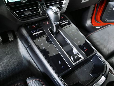 Certified 2024 Porsche Macan S AWD/4WD image 18