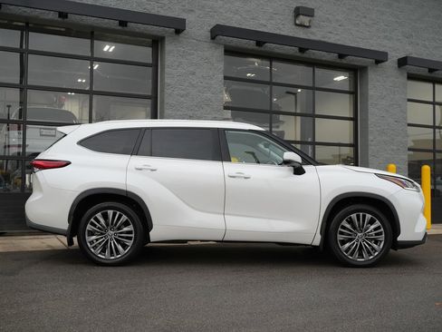 Used 2021 Toyota Highlander Platinum image 8