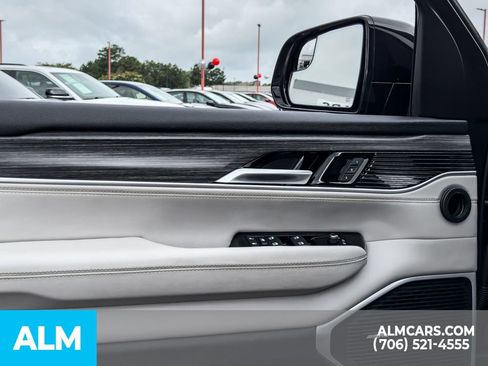 Used 2024 Jeep Wagoneer Series II w/ Flexible Seating Group RWD image 10